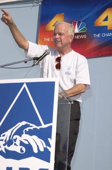 Richard Riordan at the 2000 AIDS Walk L.A., Paramount Studios, Hollywood, 10-14-00