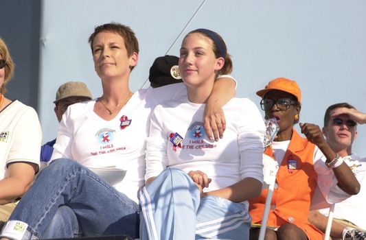 Jamie Lee Curtis and Daughter Anne at the 2000 AIDS Walk L.A., Paramount Studios, Hollywood, 10-14-00
