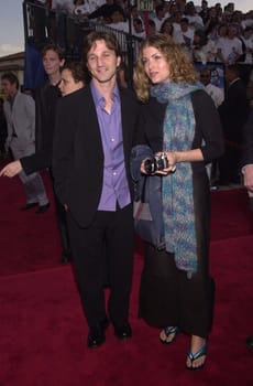 Breckin Meyer and date at the premiere of Dreamwork's "ROAD TRIP" in Westwood, 05-11-00