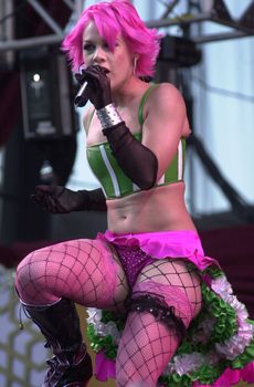 Moulin Rouge/Lady Marmalade with Christina Aguilera, Mya and Pink at the KIIS FM annual Wango Tango concert, Dodger Stadium, 06-01-01