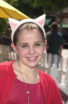 Mae Whitman at the premiere of Warner Brother's "Cats & Dogs" at Mann's Village Theater, Westwood, 06-23-01