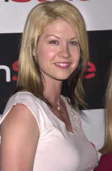 JENNA ELFMAN at the InStyle Magazine's exhibition of avante-garde artist Bryten Goss' work, Quixote Studios, West Hollywood, 06-28-01