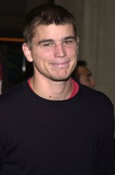 Josh Hartnett at the premiere of the Lions Gate film "O" at Loews Cineplex Theaters, Century City, 08-27-01
