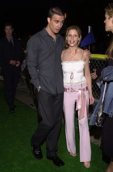 FREDDIE PRINZE JR. and SARAH MICHELLE GELLAR at the premiere of Warner Brother's "Summer Catch" at Mann's Village Theater, Westwood, 08-22-01