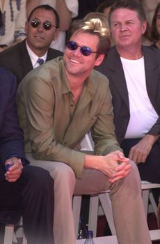 Jim Carrey at the handprint/footprint ceremony for Nicolas Cage at the Chinese Theater, Hollywood, 08-14-01