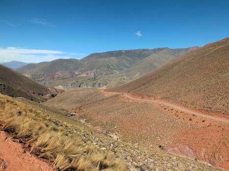 This dirt road is the only road linking Iruya with the national highway network and the town of Humahuaca via the Condor Pass (Abra del Condor).