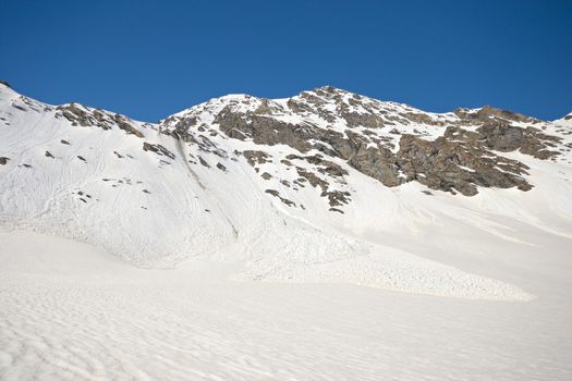 Spring avalanche fans caused by heat and snowdrift on the ridges at high altitude