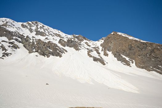 Spring avalanche fans caused by heat and snowdrift on the ridges at high altitude