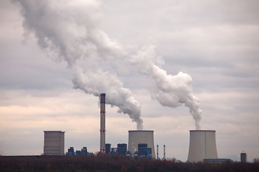 Power plant with cooling towers