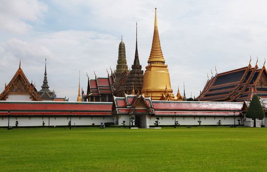 Bangkok's most famous landmark was built 1782. The palace conclud several impressive buildings including Wat Phra Kaeo