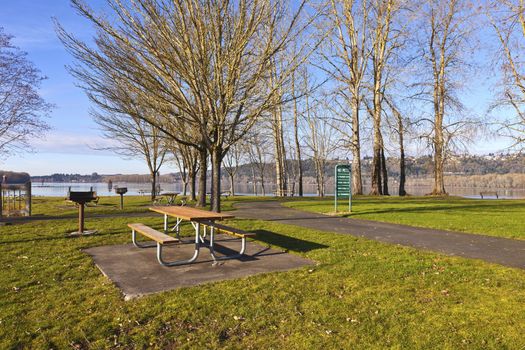 Oregon state parks Columbia River and Washington state hillside.