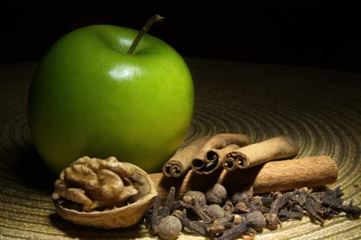 Green apple, cinnamon and walnut