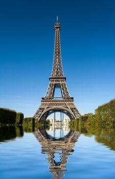 VImage of Tour Eiffel reflected in water