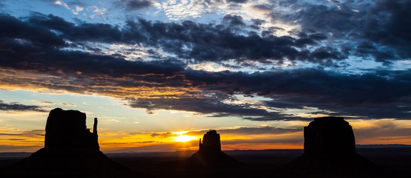 Wonderful colours during sunrise in this iconic view of Monument Valley, USA