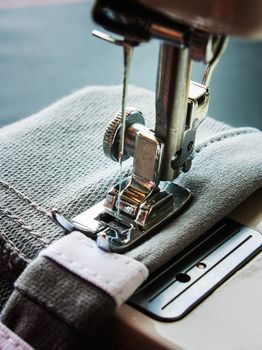 sewing machine and item of clothing