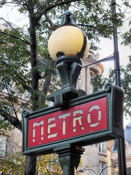 Also known as masts or totems, the distinctive Metro signposts were a 1920s innovation of the Nord-Sud company. The Dervaux lampposts (named after their architect) became common in the 1930s,
