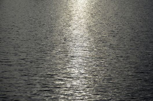  The reflection of the light of the sun on the water surface of the lake