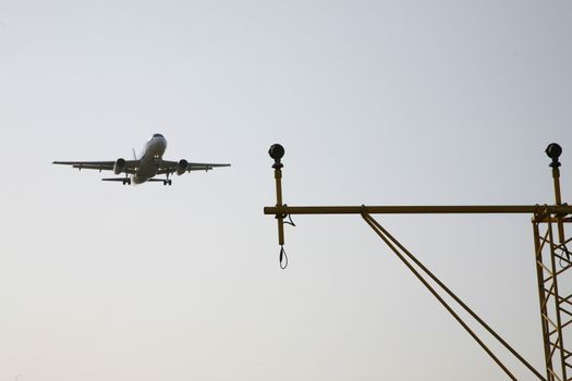 landing lights and a plane at the airport of HeathRow à Londres