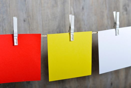 5 colored post it hanging on a clothesline
