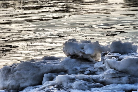 Drifting ice floes in the Elbe