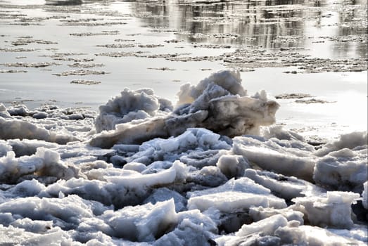 Drifting ice floes in the Elbe