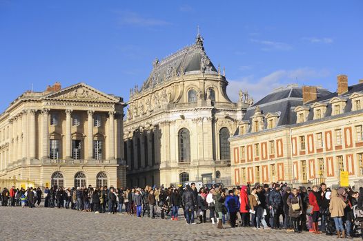 the crowd of tourists waiting to visit the castle