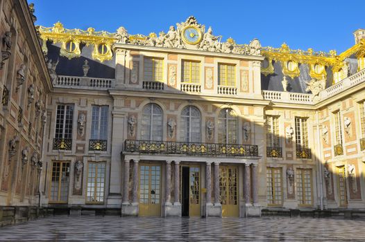 The marble courtyard just below the king's chamber