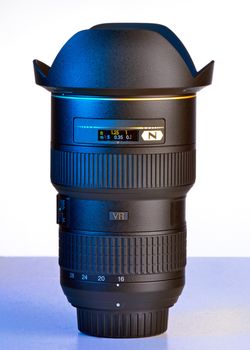  a wide DSLR lens with VR