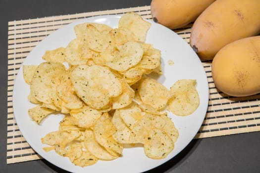 Fried potatoes, cut into pieces, mixed spices.