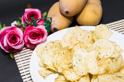 Fried potatoes, cut into pieces, mixed spices.