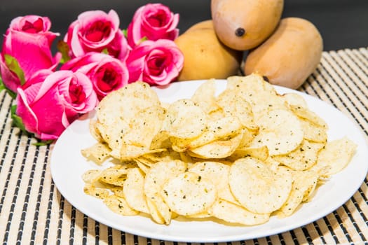 Fried potatoes, cut into pieces, mixed spices.