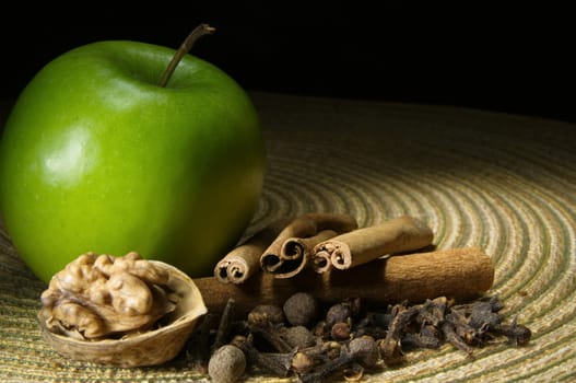 Green apple, cinnamon and walnut