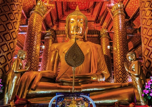 giant sitting buddha Wat Phanan Choeng temple Ayutthaya bangkok thailand