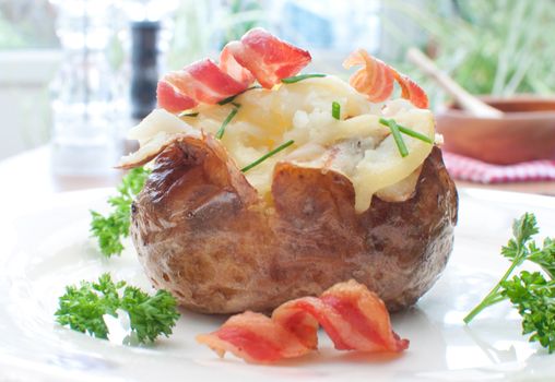 Baked jacket potato with bacon and chives 