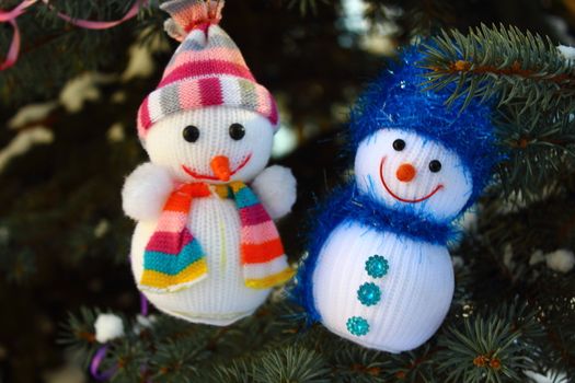 Merry Christmas snowmen decorate the Christmas tree in snow