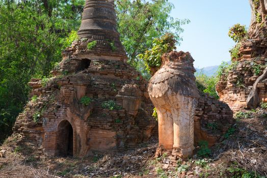 Ruins of lion statue in ancient Burmese Buddhist pagodas Nyaung Ohak in the village of Indein on Inlay Lake in Shan State, Myanmar (Burma).