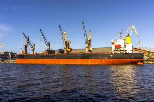 Ships for unloading at the port
