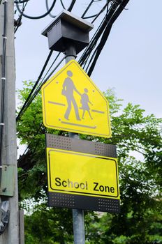 School warning sign 