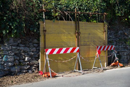 repair of a wall on the edge of a road