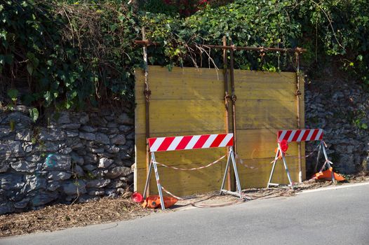 repair of a wall on the edge of a road