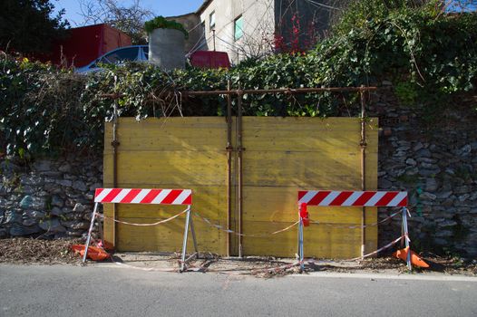 repair of a wall on the edge of a road