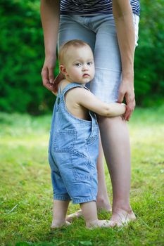 I wanna be with mom. Toddler want to Mom's hands