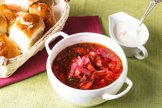 Russian cuisine - vegetarian borsch with sour cream and pampushkas