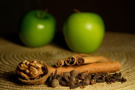 Green apple, cinnamon and walnut