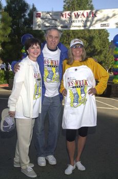 Cindy Williams and Garry Marshall and Penny Marshall at the MS Walk 2000, where the cast of "Laverne and Shirley" reunited. Burbank, 04-09-00