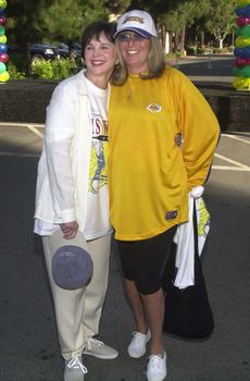 Cindy Williams and Penny Marshall at the MS Walk 2000, where the cast of "Laverne and Shirley" reunited. Burbank, 04-09-00