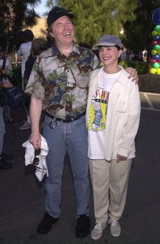 Michael McKean and Cindy Williams at the MS Walk 2000, where the cast of "Laverne and Shirley" reunited. Burbank, 04-09-00