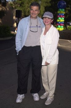 Robert Forster and Cindy Williams at the MS Walk 2000, where the cast of "Laverne and Shirley" reunited. Burbank, 04-09-00