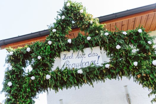 Green wedding decoration with a german slogan