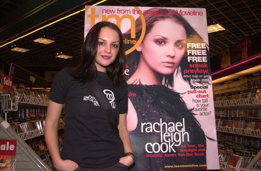 Rachael Leigh Cook at Sam Goody in Santa Monica to autograph the first copy of "Teen Movieline" which features her on the cover, 02-05-00